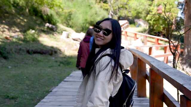 Голый европеец впервые пробует азиатскую киску