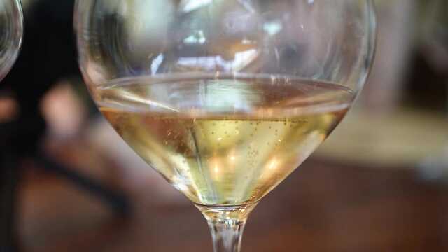 С утра я бодро ебал азиатку, а потом угощал вином