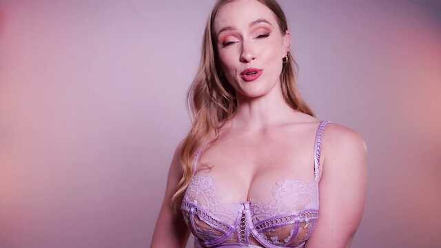 Эротичная мамка в белье позирует на природе и дома