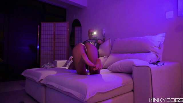 Жаркий ночной секс влюбленной семейной парочки