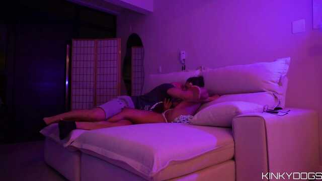 Жаркий ночной секс влюбленной семейной парочки