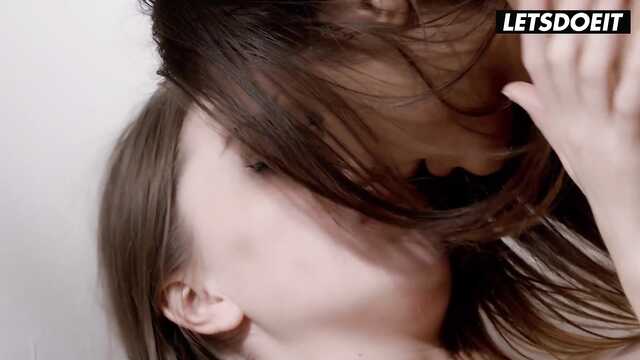 Потрясающие лесби, которые вылизывают и дрочат