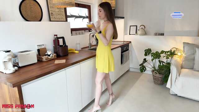 Высокая девушка ебется в пизду не снимая платье