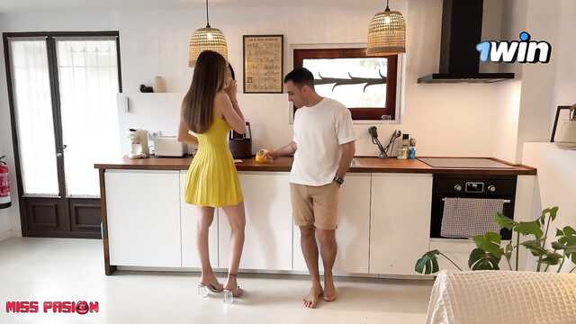 Высокая девушка ебется в пизду не снимая платье