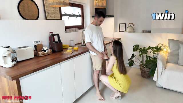 Высокая девушка ебется в пизду не снимая платье