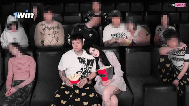 Подруга приятно удивила устроив секс в кинотеатре