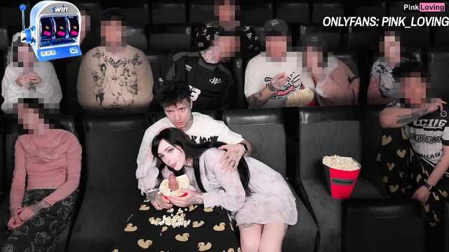 Подруга приятно удивила устроив секс в кинотеатре