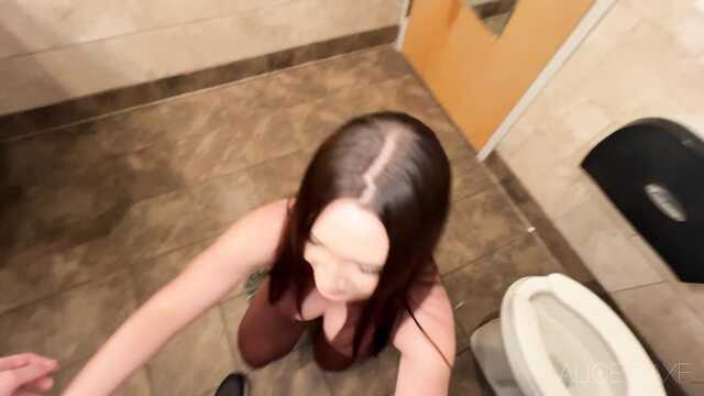 Туалет стал местом ебли спортсменки и тренера