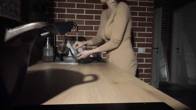 Прямо на кухне наглый сосед ебет домохозяйку