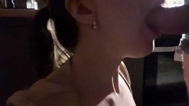 Прямо на кухне наглый сосед ебет домохозяйку