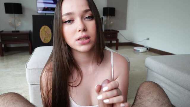 Отвлекаю сестру от игры и трахаю тугую задницу