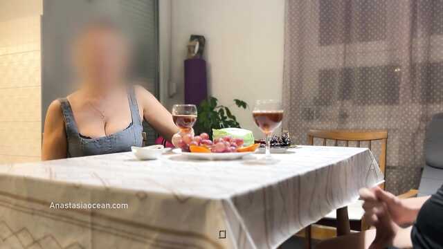 Озабоченный парень дрочит на грудастую под столом