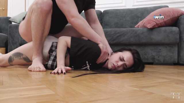 В грубой форме трахнул молодую за аренду жилья