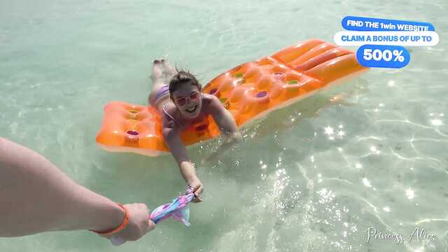 Худышка хорошо сосет и получает сперму в ротик