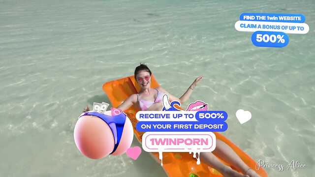 Худышка хорошо сосет и получает сперму в ротик