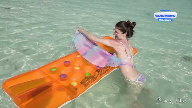 Худышка хорошо сосет и получает сперму в ротик