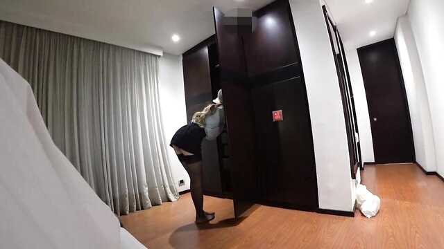 Постоялец спустил с горничной трусы и засадил