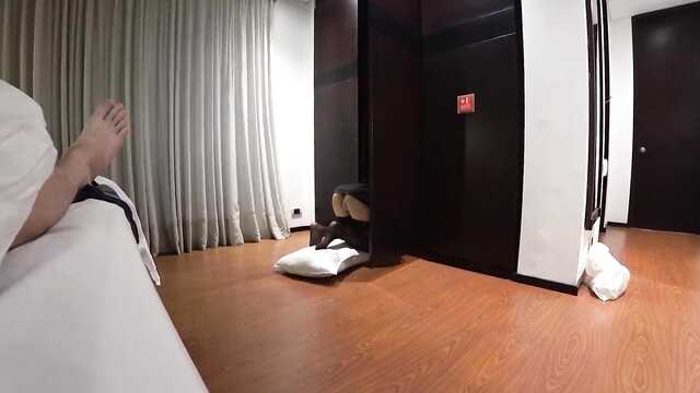 Постоялец спустил с горничной трусы и засадил