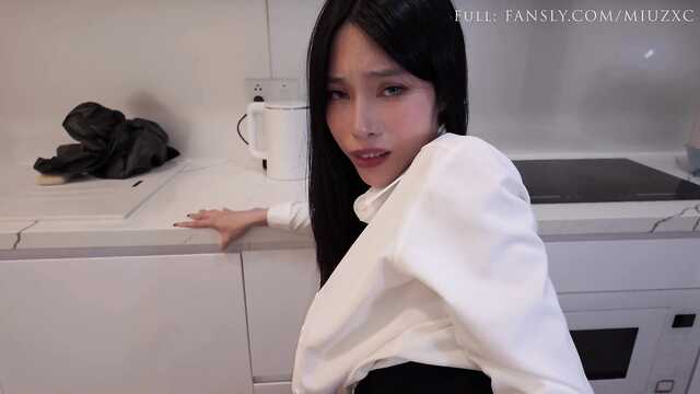 Отсосав на кухне, молодая просит кончить в киску