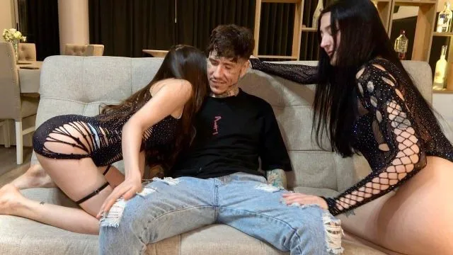 Қаншық соруға мәжбүр болды және камераға түсірді