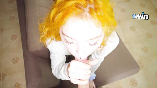 Парень засунул мне свой член в рот, пока я играла