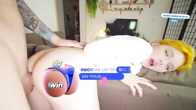 Парень засунул мне свой член в рот, пока я играла