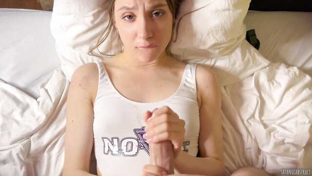 Милый парень трахнул мой мокрый рот и тугую киску