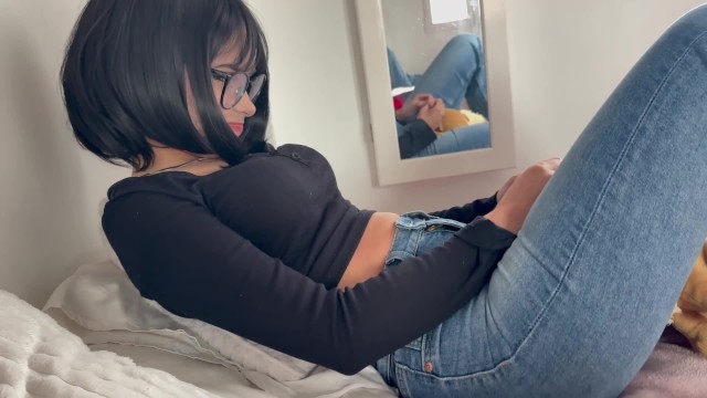 Проиграв пари, азиатка начала отсасывать дружку