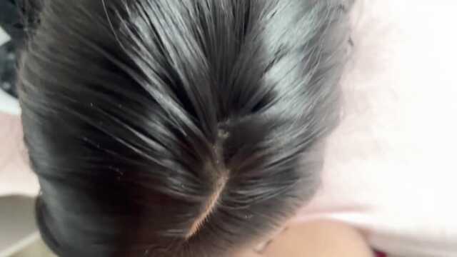 Проиграв пари, азиатка начала отсасывать дружку