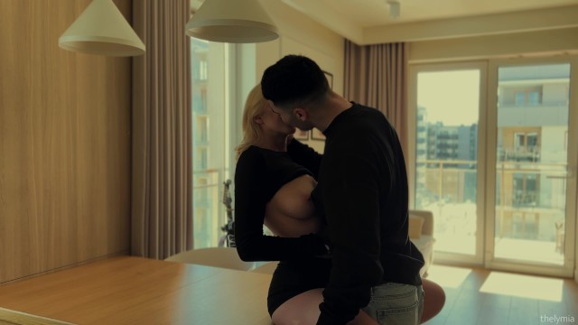 Блондинка с большой грудью трахается с любовником