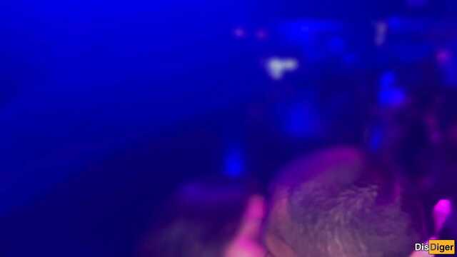 Впервые занимаюсь сексом в туалете ночного клуба