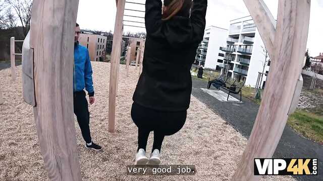 Заплатил незнакомцу за секс с его молодой девушкой