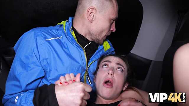 Заплатил незнакомцу за секс с его молодой девушкой