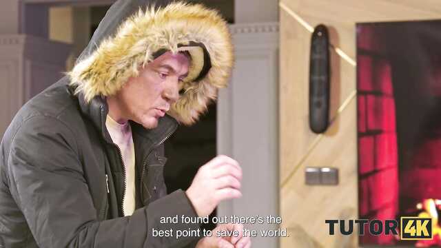 Не снимая трусов тощая милфа ублажает молоденького