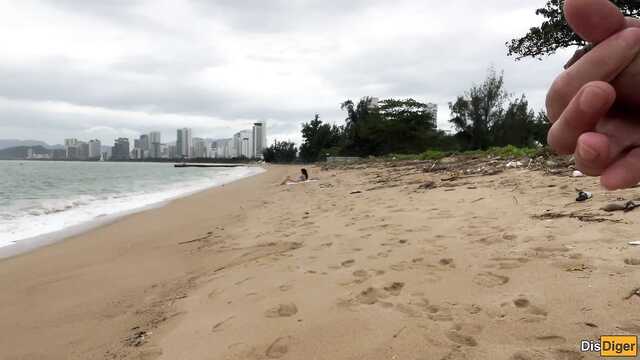 Нахал кончил на дойки худышке, которая загорала