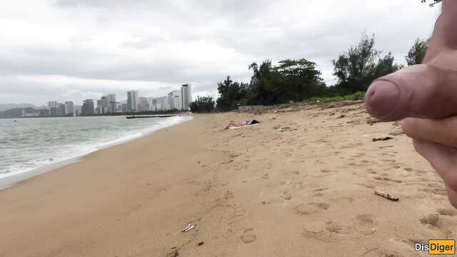 Нахал кончил на дойки худышке, которая загорала