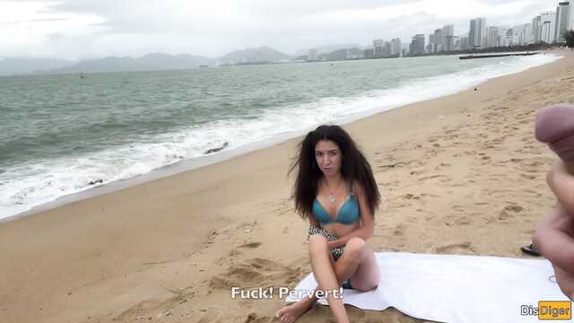 Нахал кончил на дойки худышке, которая загорала