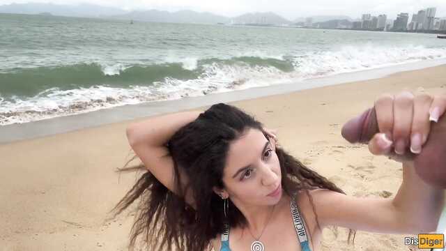 Нахал кончил на дойки худышке, которая загорала