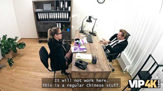 Ради кредита рослая клиентка переспала с банкиром