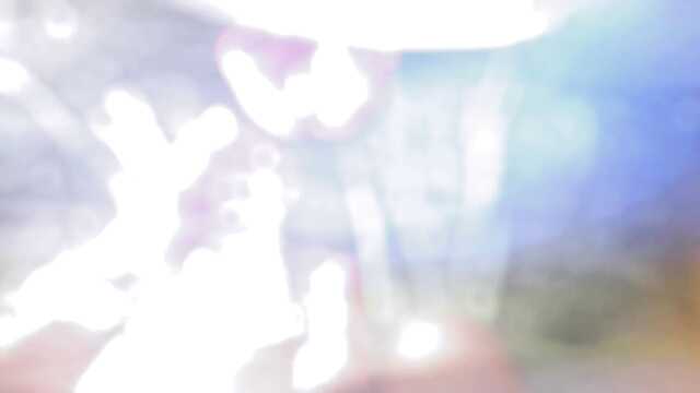 Голая девушка только что появилась на моей кровати