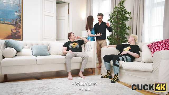 Жену русского куколда натягивают в два члена