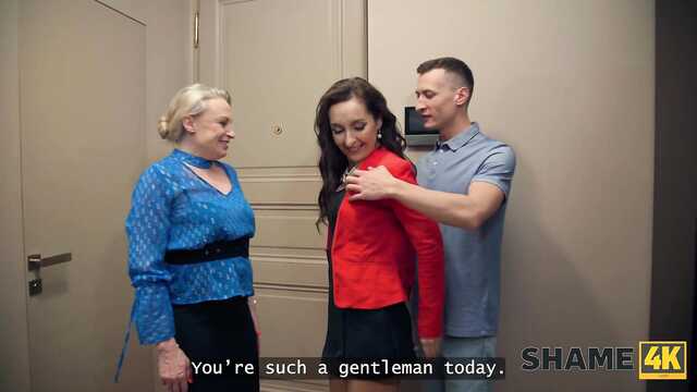 Твердый член молодого парня доставил кайф старушке