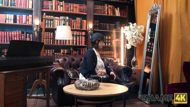 Я подсматриваю за толстой мачехой и возбуждаюсь