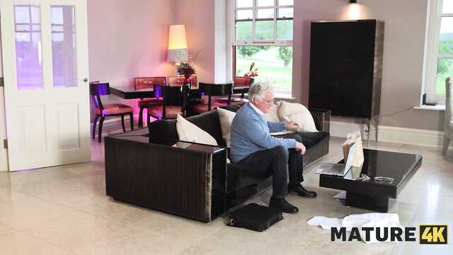 Грудастая мамочка изменила с молоденьким сыном