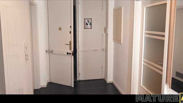 Секс с бездомной: накормил и выебал пышную милфу