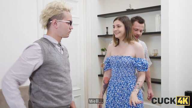 Очкастый куколд наблюдает, как засаживают в жену