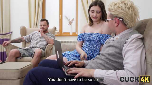 Очкастый куколд наблюдает, как засаживают в жену