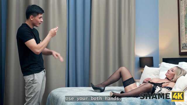 Одинокая толстая учительница ублажает студента