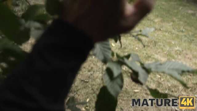 Брюнетка на высоких каблуках дала парню в лесу