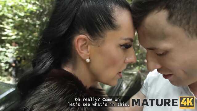 Брюнетка на высоких каблуках дала парню в лесу